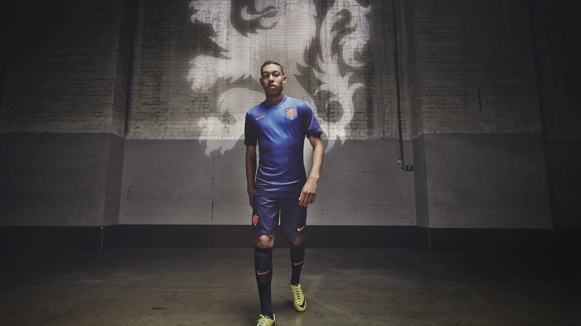 俱乐部高管是否需要具备足球专业背景，足球俱乐部高层职位